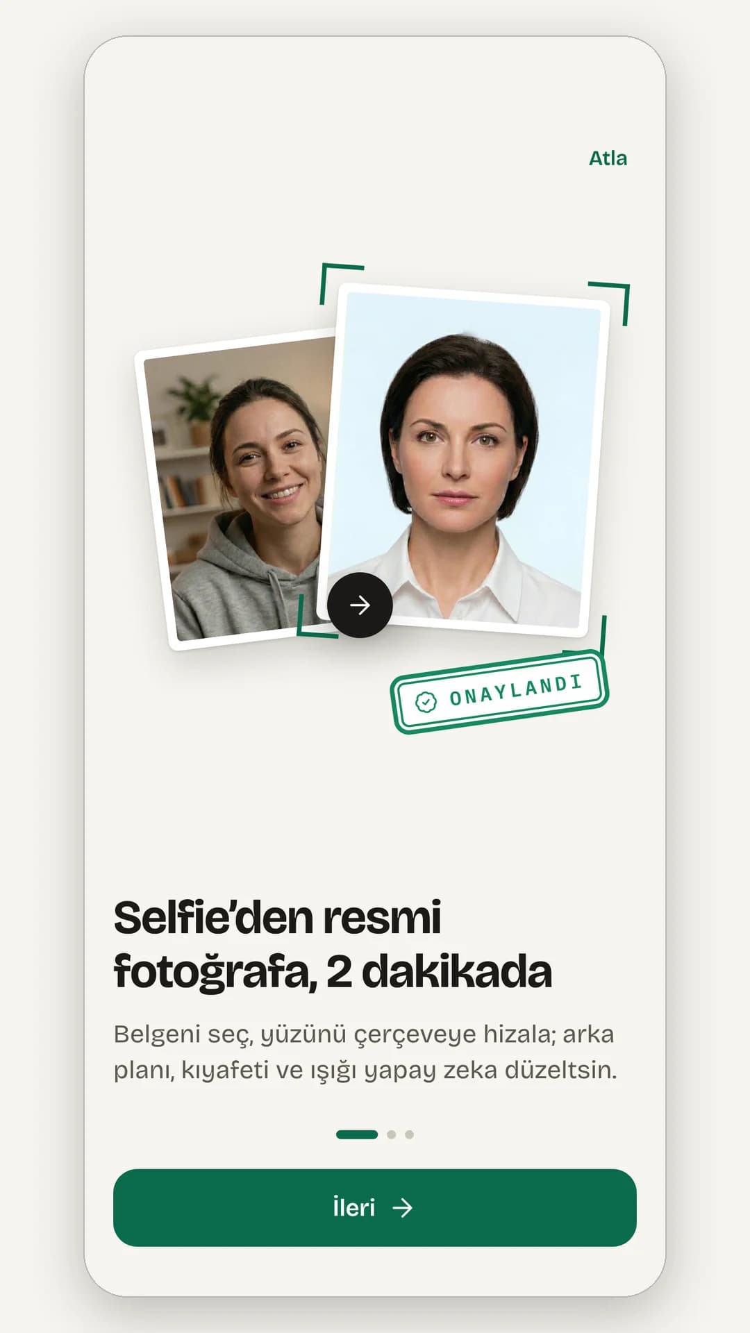Karşılama ekranı: bir selfie ve onun Onaylandı damgalı bitmiş pasaport fotoğrafı, iki dakikada selfie'den resmî fotoğrafa başlığı ve İleri düğmesi