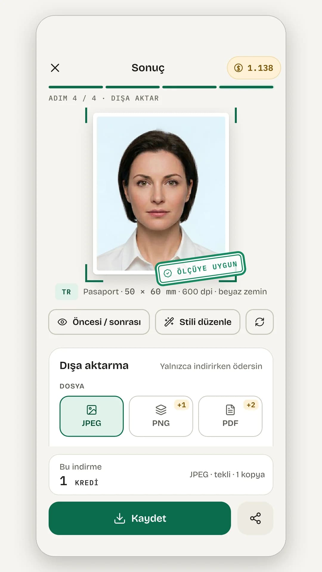 Sonuç ve dışa aktarma adımı: Ölçüye uygun damgalı bitmiş fotoğraf, JPEG, PNG ve PDF seçenekleri, 1 kredilik indirme bedeli ve Kaydet düğmesi